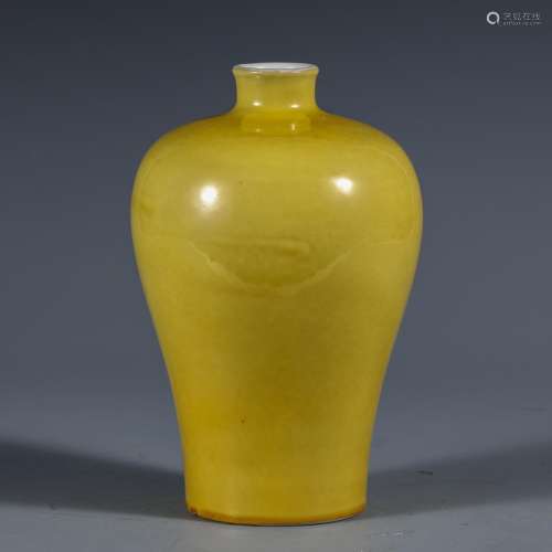 General, yellow glaze bottleSize, 12 high 19 cm in diameterT...