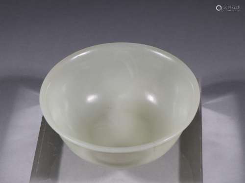 Hetian seed makings jade bowlSpecification: 14 cm high 5.8 c...