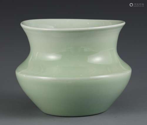 , green glaze canisterSize, 15.5 19.5 cm in diameter weighs ...