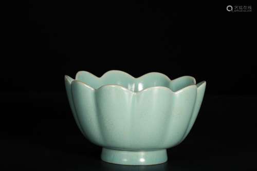 Your porcelain lotus bowlSize: 10 cm diameter 17 cm high 8 c...