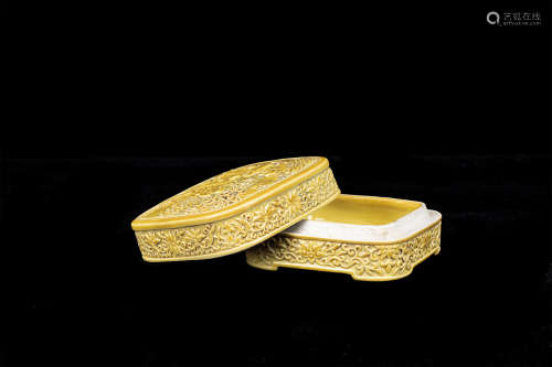 黄釉雕瓷山水纹印盒