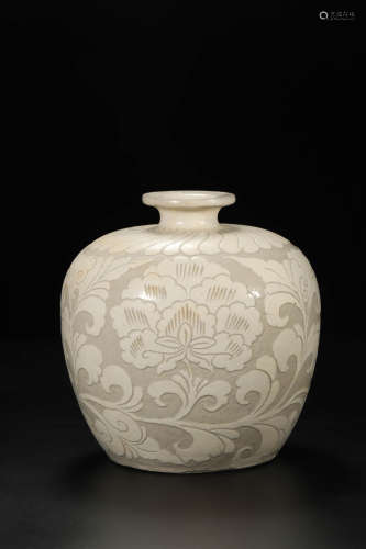 A Chinese Cizhou White Glaze Incised Floral Jar