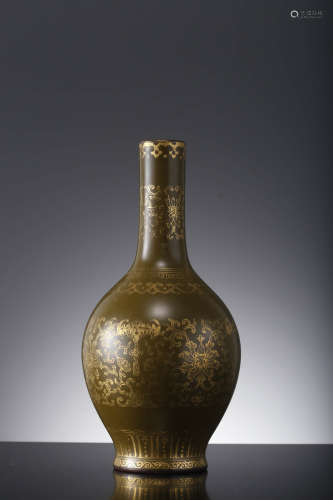 A Chinese Tea-Dust Gold Decoration Long Neck Vase