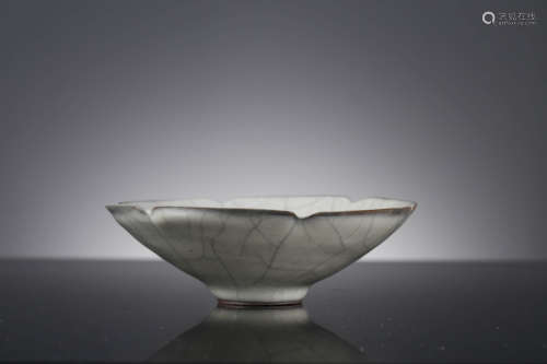 A Chinese Ge-Type Lobed Bowl