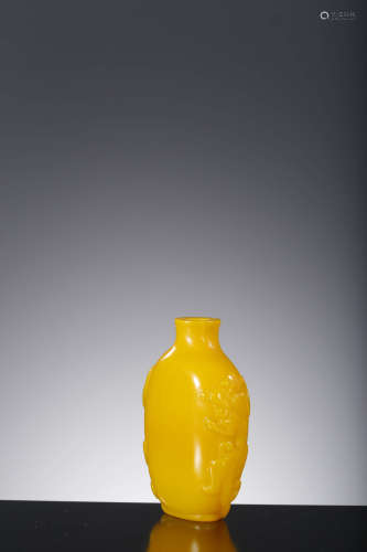 A Yellow Glassware Dragon Snuff Bottle