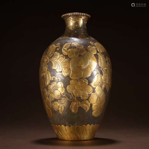 銅鎏金花卉紋瓶。