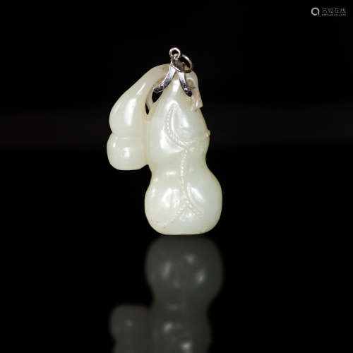 十九世紀   白玉雕葫蘆掛墜A Chinese carved white jade double-...