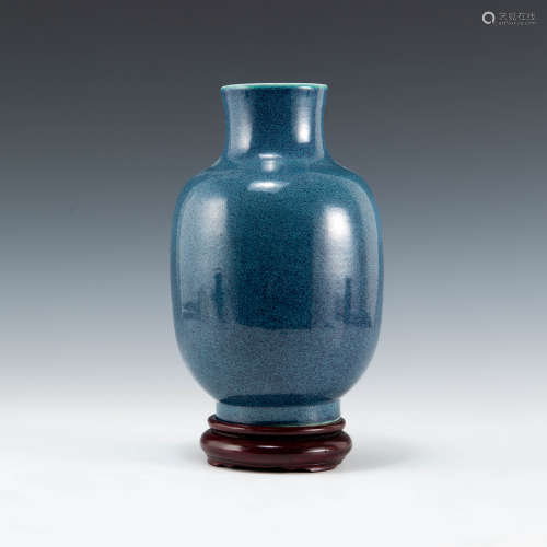 民國   爐鈞釉燈籠瓶A Chinese robin's egg-blue-glazed vaseRep...
