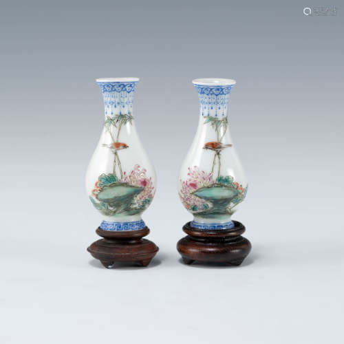 民國   粉彩花鳥小瓶一對（附原配硬木座）A pair of Chinese famil...