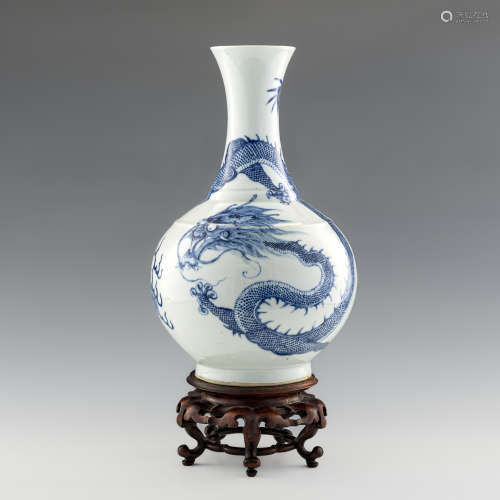 十九世紀   青花龍鳳紋賞瓶A Chinese blue and white dragon and...