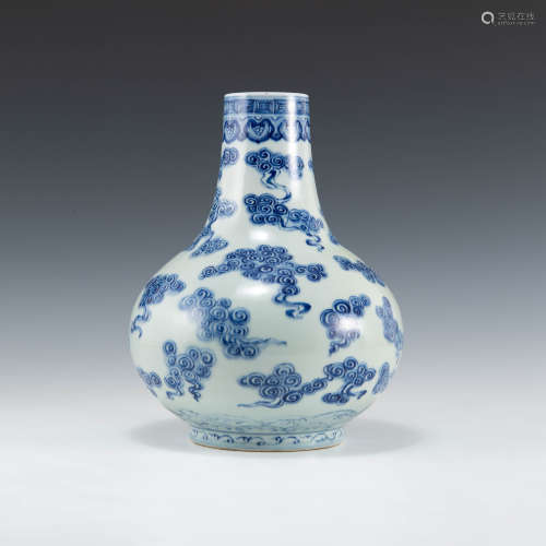 清光緒   青花雲紋荸薺瓶A Chinese blue and white vaseGuangxu ...