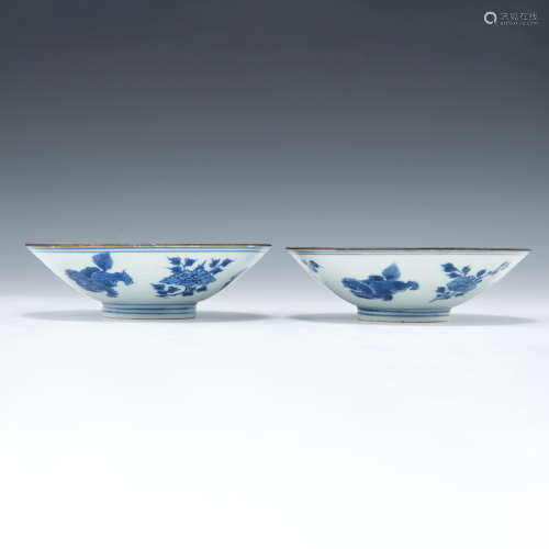 清康熙   青花花卉獅紋鬥笠碗一對A pair of Chinese blue and wh...