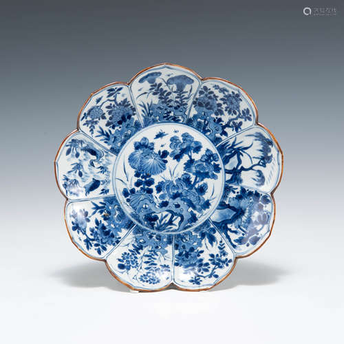 清康熙   青花花卉花口盤A Chinese blue and white flower plate...