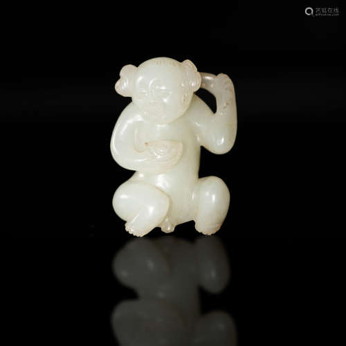 十八世紀   白玉童子掛墜A Chinese carved white jade toggle of...