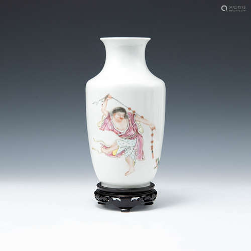 民國   粉彩劉海戲金蟾瓶（附木座）A Chinese famille rose vase w...