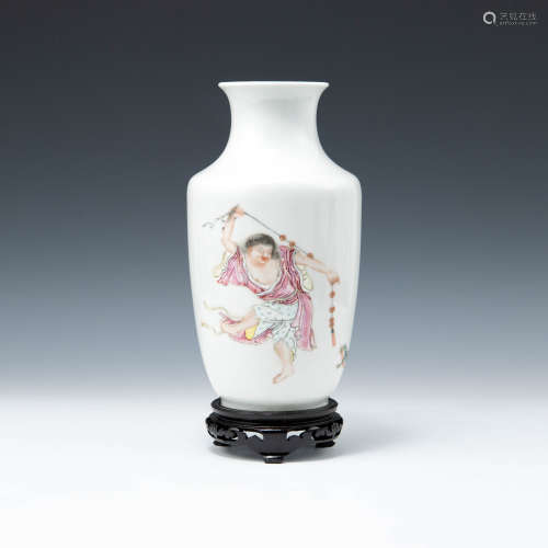 民國   粉彩劉海戲金蟾瓶（附木座）A Chinese famille rose vase w...