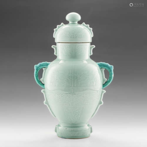 十九世紀   粉青釉罍A Chinese celadon lei19th century