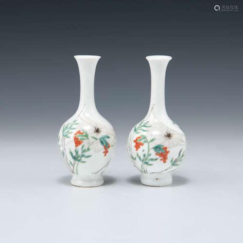 民國   粉彩花卉蜘蛛瓶一對A pair of Chinese famille rose vase...