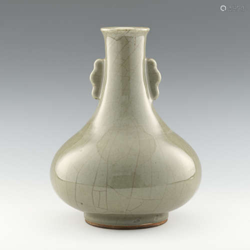 十九世紀   官釉雙耳瓶A Chinese Guan-glazed double-handled va...