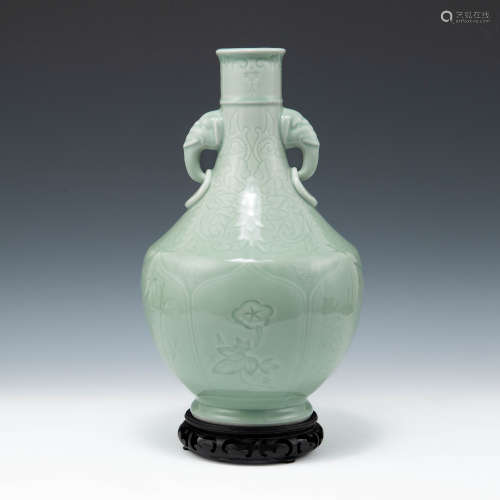 十九世紀   青釉刻花象耳瓶（附木座）A Chinese celadon double-ha...