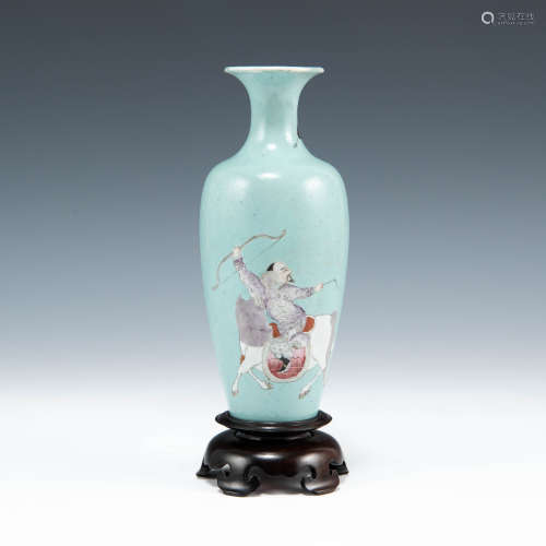 民國   松石綠地粉彩狩獵圖觀音瓶（附硬木座）A Chinese turquoise...