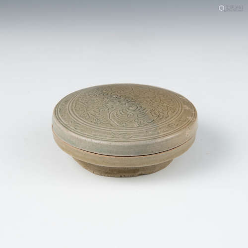 五代   青瓷刻花蓋盒A Chinese carved celadon lidded boxFive D...