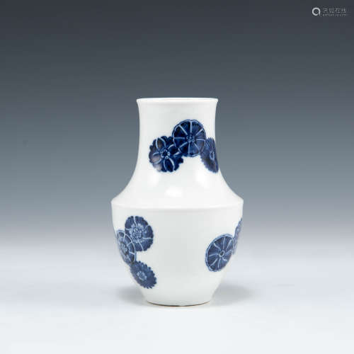 十九世紀   青花皮球花瓶A Chinese blue and white vase19th cen...