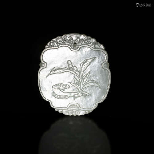 十八世紀   白玉雕萬壽如意牌A Chinese carved white jade ruyi ...