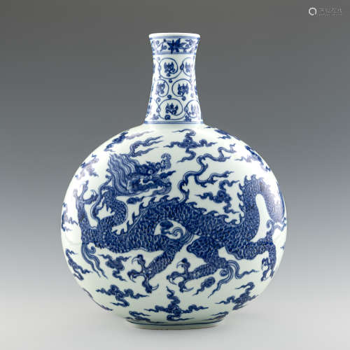 曉芳窯製仿明代青花龍紋瓶A Chinese Xiaofang kiln Ming-style b...