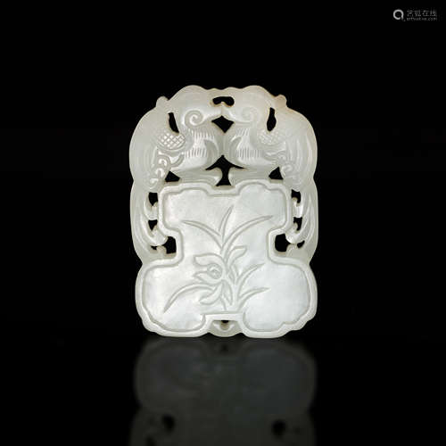 十八/十九世紀   白玉雕花卉雙鳳佩A Chinese carved white jade ...