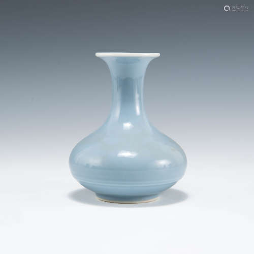 民國   天青釉撇口瓶A Chinese blue-glazed vaseRepublic period