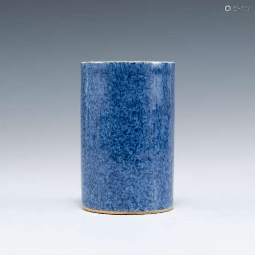 十九世紀   灑藍釉筆筒A Chinese powder blue brush pot19th cen...