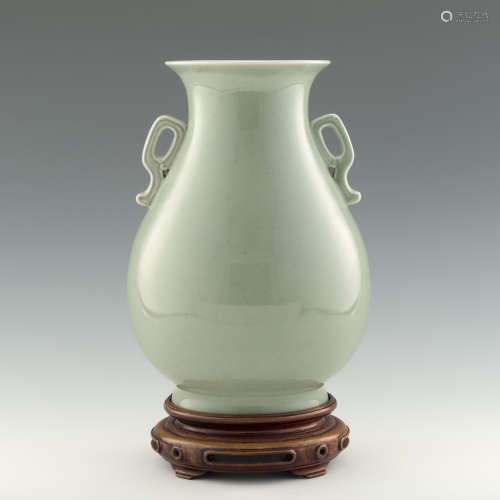 十九世紀晚   青釉雙耳尊（附硬木座）A Chinese celadon double-ha...