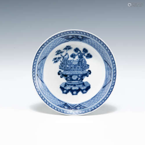 十八世紀   青花盆景圖盤A Chinese blue and white flower plate...