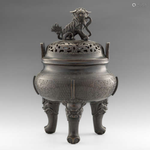 十八世紀   銅獅紐熏爐A Chinese bronze censer with lion finia...