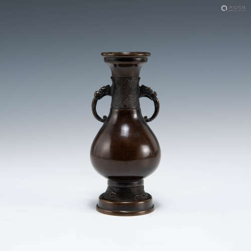 明代   銅雙耳瓶A Chinese double-handled bronze vaseMing dyna...
