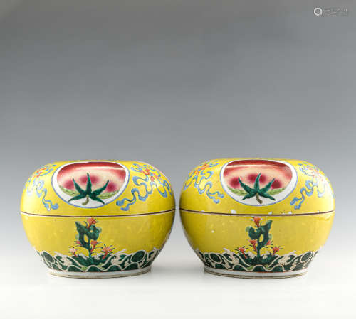 清光緒   黃地粉彩壽桃紋捧盒一對A pair of Chinese yellow-grou...