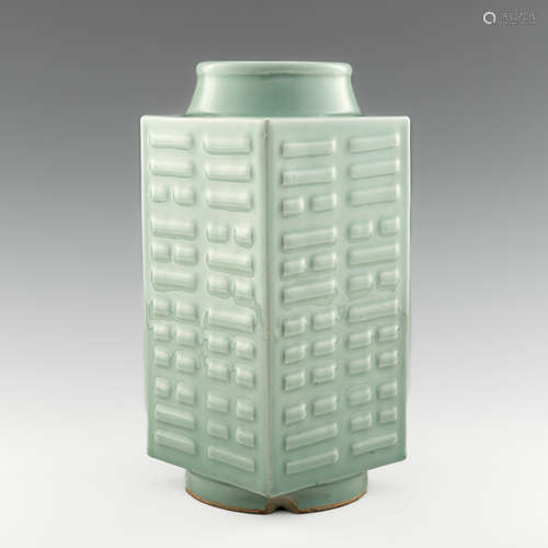 清光緒   粉青釉八卦琮式瓶A Chinese square celadon vaseGuangx...