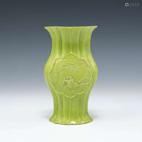十九世紀   綠釉雕瓷瓶A Chinese carved green-enameled porcela...