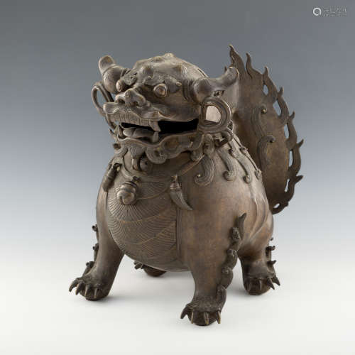 十八世紀或更早   銅獅薰A Chinese bronze lion-form censer18th...
