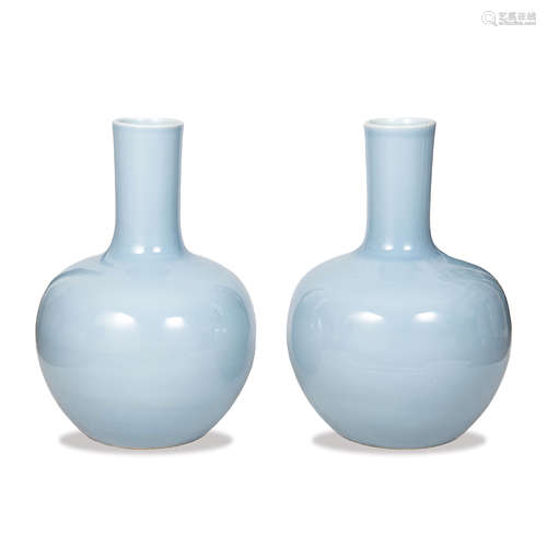 民國   天青釉天球瓶一對A pair of Chinese celadon tianqiu vas...