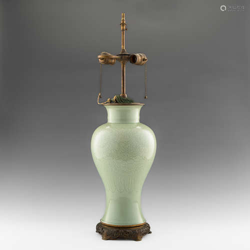 清康熙   青釉刻纏枝花卉瓶改臺燈A Chinese celadon vase lampKa...