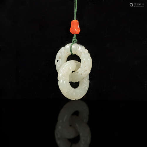 十八世紀   白玉鏤雕雙連環A set of Chinese carved white jade ...