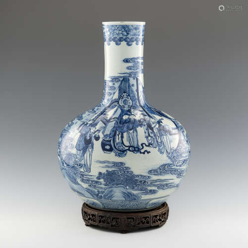 十九世紀 青花人物天球瓶A Chinese blue and white tianqiu vase...