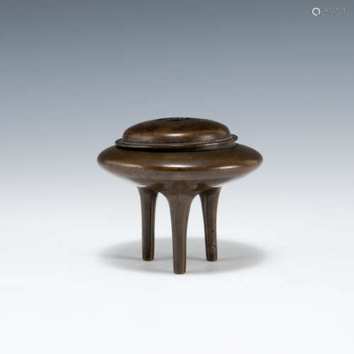 十八/十九世紀   銅三足爐A Chinese bronze tripod censer18th/1...