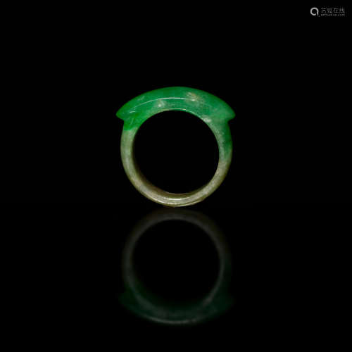 十九世紀   翡翠馬鞍戒A Chinese jadeite ring19th century