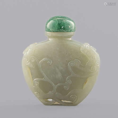 十八世紀 玉螭龍紋鼻煙壺A Chinese jade snuff bottle with chil...