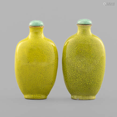 十八/十九世紀   黃釉鼻煙壺一對A pair of Chinese yellow-glaze...