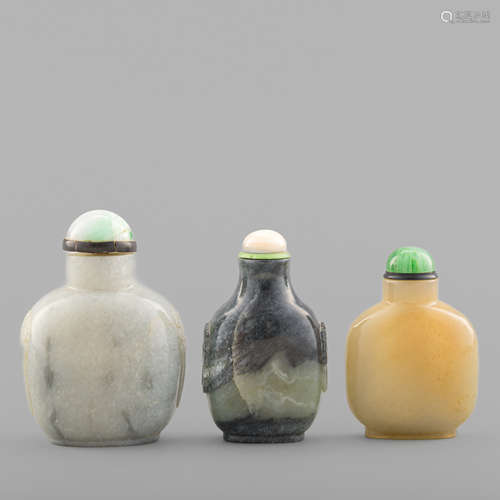 十八/十九世紀   玉雕鼻煙壺三只Three Chinese carved jade snuf...