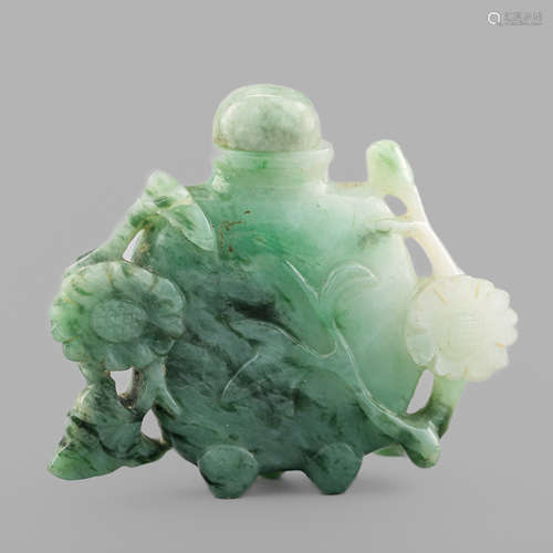 十九世紀   翡翠雕花卉鼻煙壺A Chinese carved jadeite snuff bo...